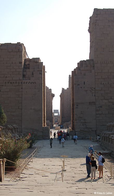 Karnaki templi sissepÃ¤Ã¤s/ Entrance of the Karnak temple
Karnaki tempel on suurim templite kompleks maailmas, mida ehitati ja laiendati kokku 1300 aasta jooksul.

The Karnak temple is the biggest templ complex in the world, built and enlarged over a 1300 year period.
