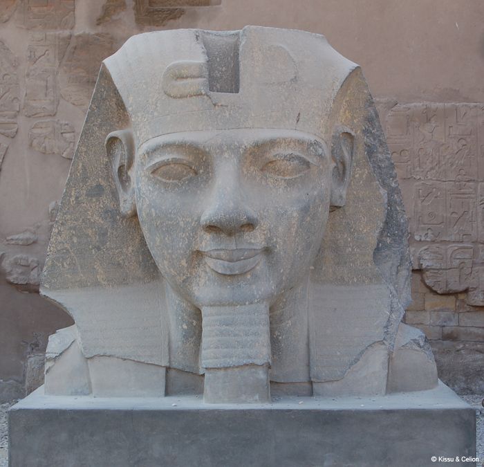 Ãœtle hernesupp! / Say cheese!
Vaarao pea, mille ees turistid armastasid poseerida.

Head of a pharaoh. Very popular among tourists who liked to pose in front of it.
