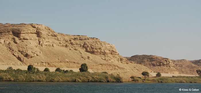 Niiluse kallas / A view of the river bank
Ã•iged mÃ¤ed on seal kÃ¼ll punakamad.

The real mountains there have a more reddish tint.
