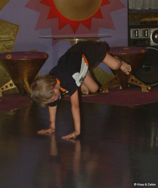 Breakdance! (at least they tried their best...)
Tegelikult hundiratas.

Actually a cartwheel.
