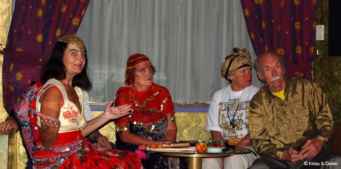 Mutikesed oma tÃ¤ies hiilguses / The "prettiest" crones on board
Ja siin on siis ports eestlasi, kes endale kÃµik poekestest ostetud kulinad kÃ¼lge riputasid ja end eriti ilusaks pidasid. Erilist tÃ¤helepanu tasub pÃ¶Ã¶rata mustajuukselisele tÃ¤dile vasakul - napakas tÃ¤di, kes keset Karnaki templit suupilli mÃ¤ngima kukkus, end hÃ¤sti andekaks tantsijaks ja muusikuks pidas ning ostetud kohalikku Egiptuse keelpilli poognaga nÃ¼hkis, nagu Ã¼ritaks ta seda pooleks saagida (hoolimata sellest, et kohalikud talle mitu korda ette nÃ¤itasid, kuidas seda mÃ¤ngida).

And here's a bunch of Estonians, decorated with everything they could buy at the local shops. Pay special attention to the dark-haired woman on the left - a crazy lady who decided to play the harmonica in the middle of the Karnak temple, thought that she was an excellent musician and dancer, and sawed the spike fiddle she bought there as if she was trying to cut it in two (despite that the locals showed her several times how it should be played).
