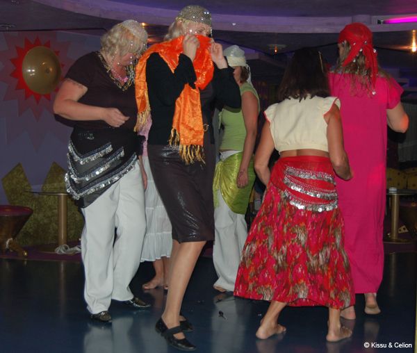 Ringis kÃµhutants / Bellydancing in a circle
Veel natuke kahtlasi kostÃ¼Ã¼me.

Some more weird outfits.
