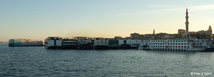 Ujuvad hotellid / Hotels on water
Kruiisilaevad olid sadamas kÃµrvuti pikkades ridades, kuni 8 laeva reas. Igal laeval olid keskel suured uksed, nii et kaldale jÃµudmiseks tuli mitmest laevast lÃ¤bi minna. Kuna laevad vahetasid tihti kohti, oli kaval mÃµte laevale tagasi tulles lÃ¤himalt politseinikult kÃ¼sida, kas su laev on veel samas reas.

The cruise ships were moored side-by-side in long rows, up to eight ships in a row. Each ship had large doors in the middle, so you had to walk through several ships to get to the shore. As the ships constantly switched their positions, when returning to the ship it was a smart idea to check with a nearby policeman whether your ship was still in the same row.
